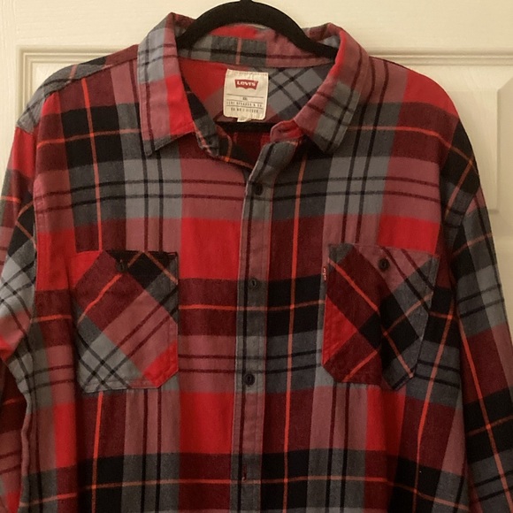 Black & Red Plaid Flannel Shirt by Levi’s - Picture 3 of 6